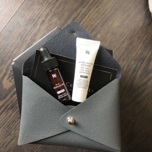 Set Mini Skinceuticals Serum HA Kem Chống Nắng Kèm Túi Da Xinh Xắn