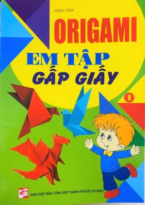 Em tập gấp giấy Origami