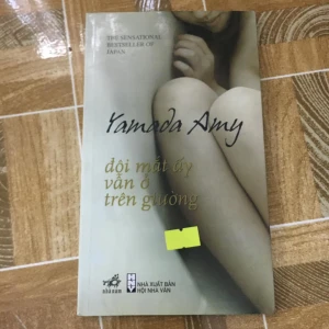 Đôi mắt ấy vẫn ở trên giường - Yamada Amy - Sách Cũ ABC