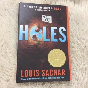 Holes - Louis Sachar - Sách Cũ ABC