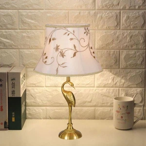 Đèn để bàn bằng đồng chao vải thêu cho phòng ngủ sang trọng HP-DBD5221