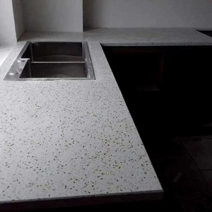 Thi công mặt bếp đá Kim Sa Trắng ánh vàng