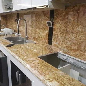 Thi công mặt bếp đá vàng hoàng gia