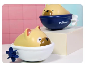 Gấu và cún chèo thuyền siêu dễ thương trong chậu nước của bé