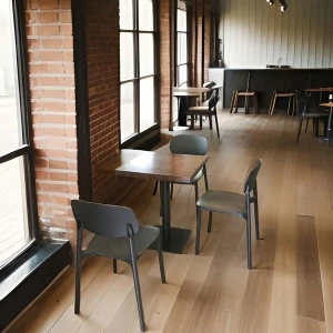 Bàn cà phê Vinahardware có mặt bàn bằng gỗ cao su và chân thép