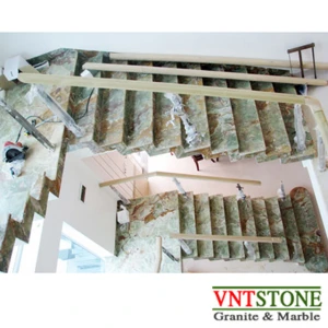 Cầu thang ốp đá Onyx Xanh Ngọc