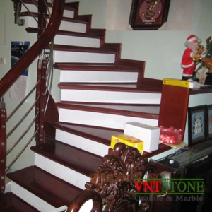 Đá trắng cổ cầu thang