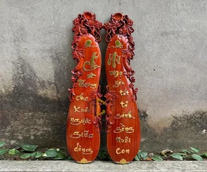 Tranh gỗ về Cha Mẹ dáng bầu