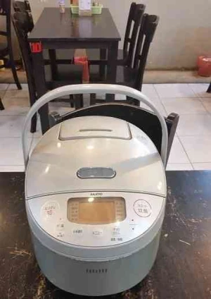 NỒI CƠM điện nội địa nhật SANYO HỘT XOÀI LÒNG VÀNG 1 LÍT