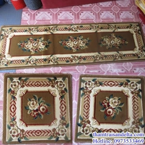 Thảm trải ghế gỗ tỉa hoa vàng