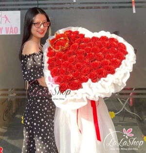 Bó 65 bông hoa hồng kim tuyến sắc đỏ rực rỡ