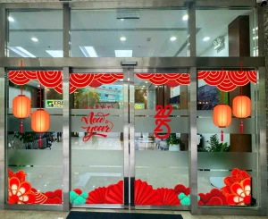 TRANG TRÍ TẾT CỬA KÍNH SẮC ĐỎ MÙA XUÂN