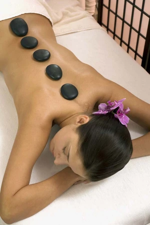 Tranh Spa thiếu nữ trị liệu bằng đá nóng