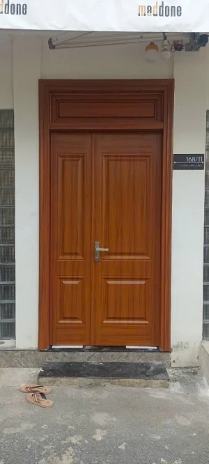 Cửa Thép Vân Gỗ 2 Cánh Lệch (Cửa Mẹ Bồng Con)