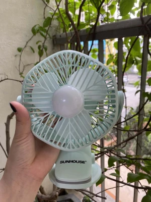 Quạt sạc mini Sunhouse SHD7111, Công suất 7W, Thời gian sử dụng 2 đến 4,5 giờ, Thiết kế 3 cánh, Có kẹp tiện lợi, Đèn led chiếu sáng, Bảo hành 12 tháng