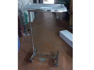 Bàn tít đựng dụng cụ phẫu thuật