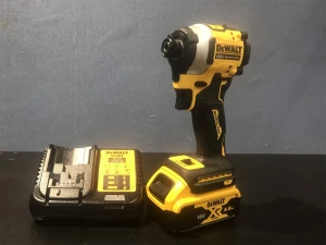 Máy vặn vít dùng pin DeWalt DCF850M1 (1 sạc, 1 pin 4.0Ah, vali nhựa)
