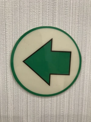 Mũi tên dạ quang chỉ hướng cầu thang