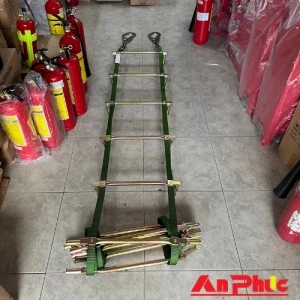 Thang dây thoát hiểm có chân chống tường