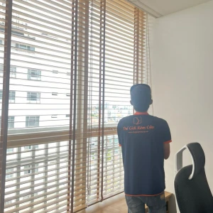 Làm mành rèm sáo gỗ tự nhiện cho cửa sổ căn hộ, chung cư