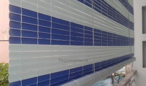 Màn sáo nhựa xanh trắng giá rẻ che mưa nắng ban công