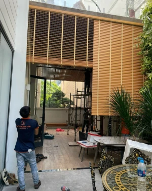 Mành sáo nhựa giả gỗ PS26 che nắng, cản mưa ngoài hiên