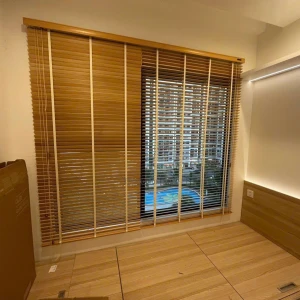 Rèm cửa sổ phòng ngủ bằng gỗ cho chung cư tphcm