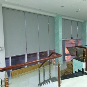 Rèm cuốn che cửa kính lớn văn phòng