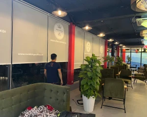 Rèm cuốn in logo giá rẻ hệ thống Rock King Koi Coffee