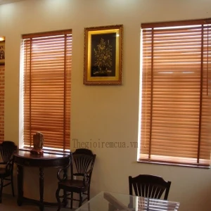 Rèm gỗ cửa sổ phòng ngủ sang trọng