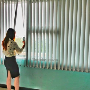 Rèm lá dọc cửa sổ chung cư cao cấp