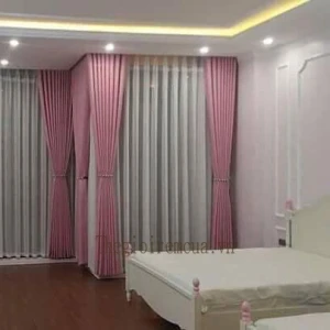 Rèm vải trơn màu hồng cho cửa sổ phòng bé gái