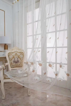 Voan trắng thêu bông hoa màu vàng V10