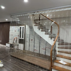 Rèm nhựa ngăn lạnh cách nhiệt điều hòa khu vực cầu thang Ban công