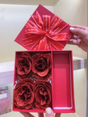 Hộp Hoa Cao Cấp Đựng Son Môi Màu Đỏ ( Chưa Bao Gồm Son Môi )