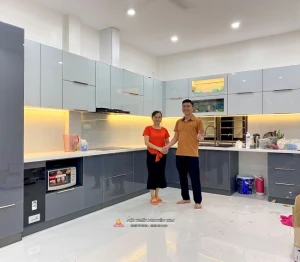 Bàn giao tủ bếp inox cánh kính chữ L nhà chị Nga, TP.Ninh Bình