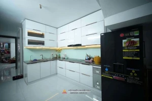 Mẫu tủ bếp inox cánh kính màu trắng nhà chị Thúy, Lưu Kiếm, Thủy Nguyên, Hải Phòng