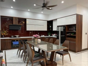 Mẫu tủ bếp óc chó chữ L sang trọng cho không gian bếp rộng