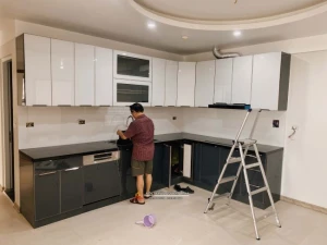 Thi công tủ bếp inox cánh kính nhà chú Sỹ, chung cư Green star