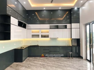 Thi công tủ bếp nhựa acrylic chữ L kịch trần nhà anh Cường, Nghệ An