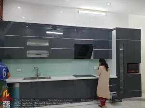 Tủ bếp acrylic màu ghi hiện đại, sang trọng cho căn bếp nhà chú Thọ