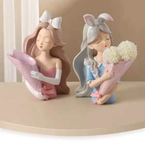 Cô Gái Ôm Bó Hoa Decor