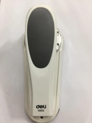 Bấm kim số 3 xoay Deli 0333