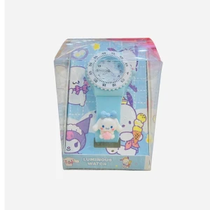 Đồng Hồ Đeo Tay Cho Bé Mặt Số Dây Đính Sticker Nổi Kèm Hộp Nhựa Trong Sanrio Family Mix 5 Mẫu