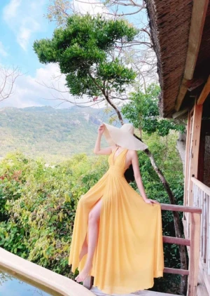 Đầm Maxi Dập Ly Eo Ngực Xẻ Tà Vàng DM801