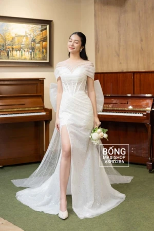 Váy cưới kim tuyến trễ vai bèo ngang trắng tùng cát lớn body cá xẻ nơ lớn VSRD286
