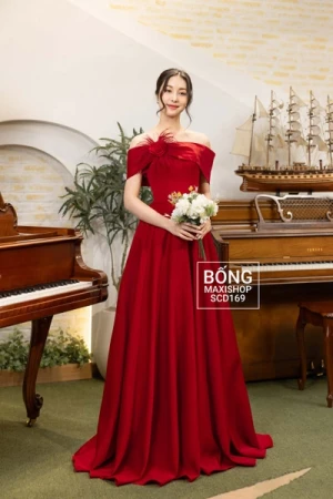 Váy cưới phi nhật trễ vai ngang đỏ hoa lông vũ 1 bên SCD169D