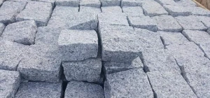 Đá cubic 10x10x8cm granite trắng Phù Mỹ chẻ tay