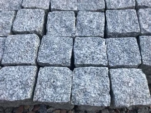 Đá cubic 20x20x10cm granite trắng Phù Mỹ chẻ tay