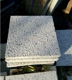 Đá granite vàng nhạt Bình Định 30x30cm dày 3cm băm nhám
